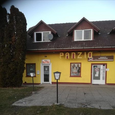Hotel Fekete Macska Panzio à Tata Extérieur photo