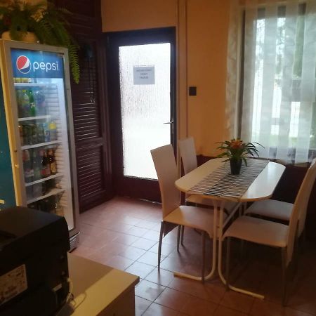 Hotel Fekete Macska Panzio à Tata Extérieur photo