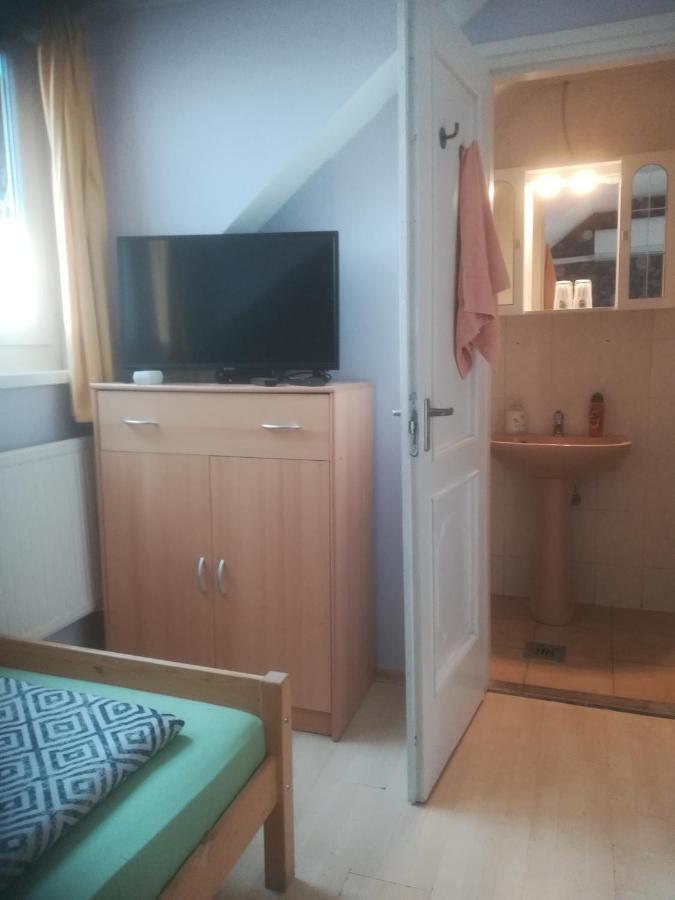 Hotel Fekete Macska Panzio à Tata Extérieur photo