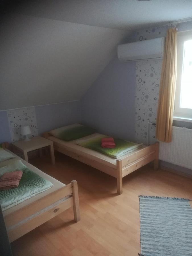 Hotel Fekete Macska Panzio à Tata Extérieur photo