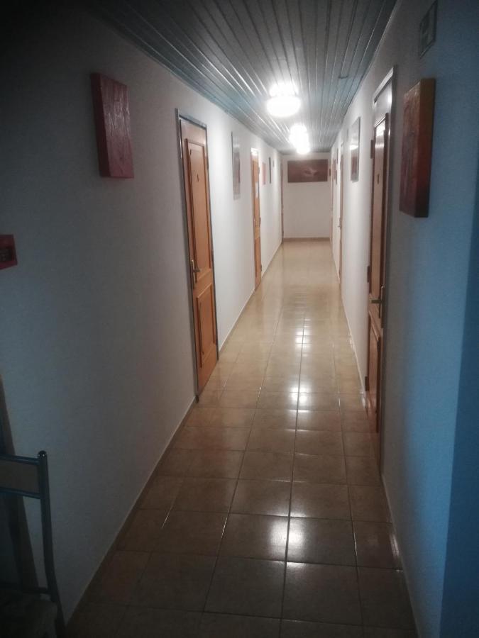 Hotel Fekete Macska Panzio à Tata Extérieur photo