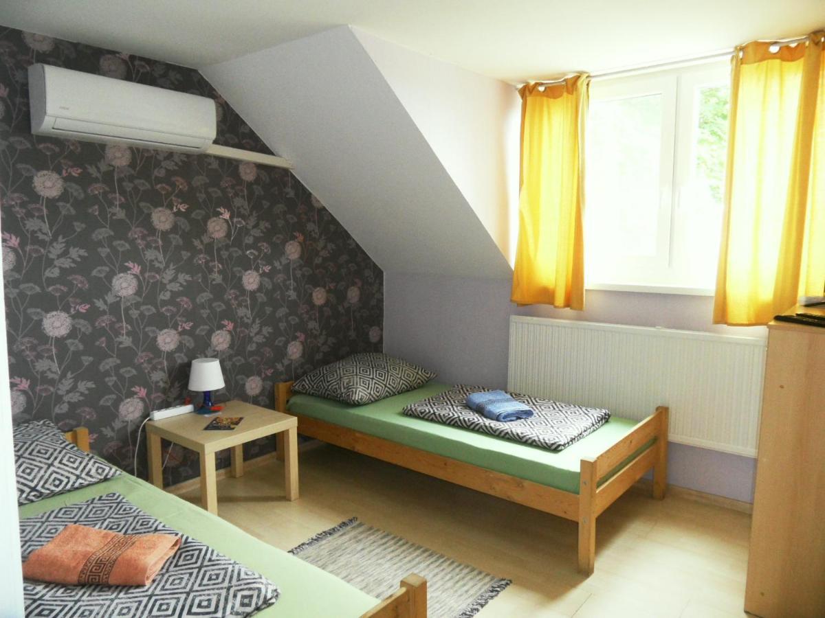 Hotel Fekete Macska Panzio à Tata Extérieur photo