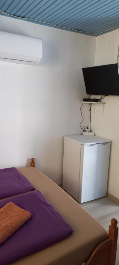 Hotel Fekete Macska Panzio à Tata Extérieur photo