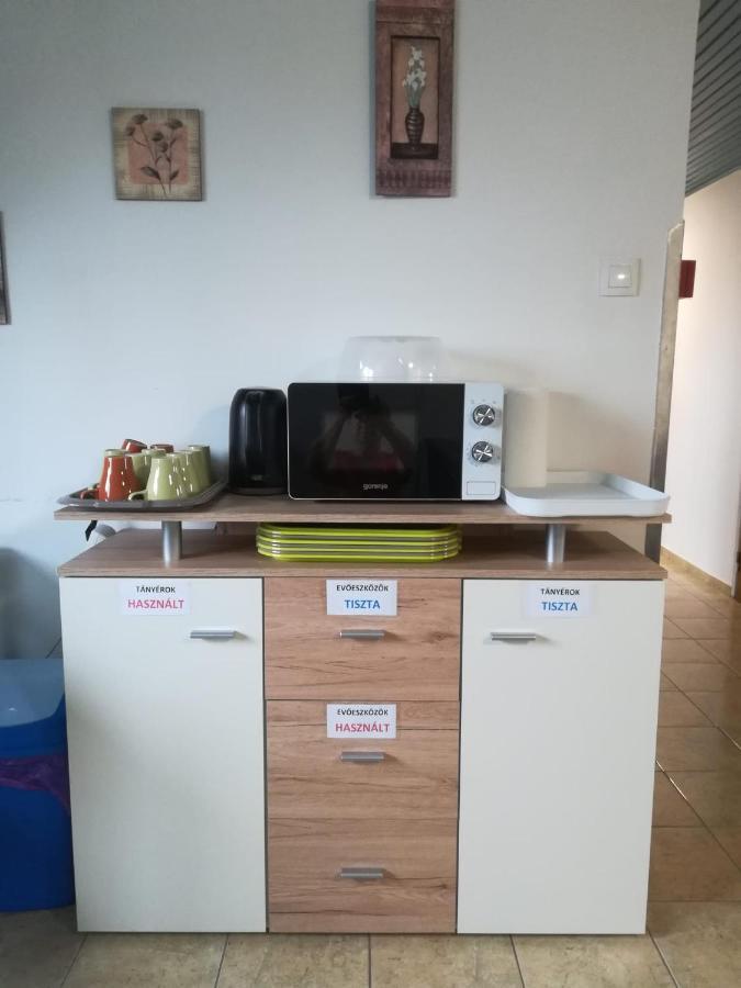 Hotel Fekete Macska Panzio à Tata Extérieur photo