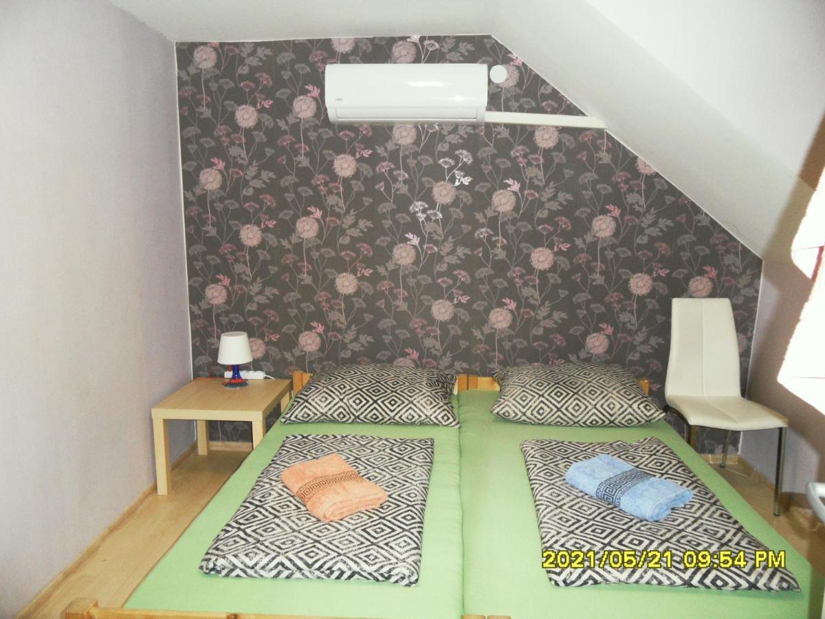 Hotel Fekete Macska Panzio à Tata Extérieur photo