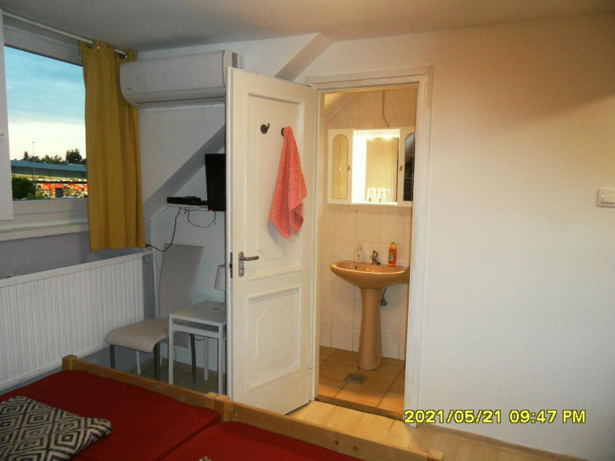 Hotel Fekete Macska Panzio à Tata Extérieur photo