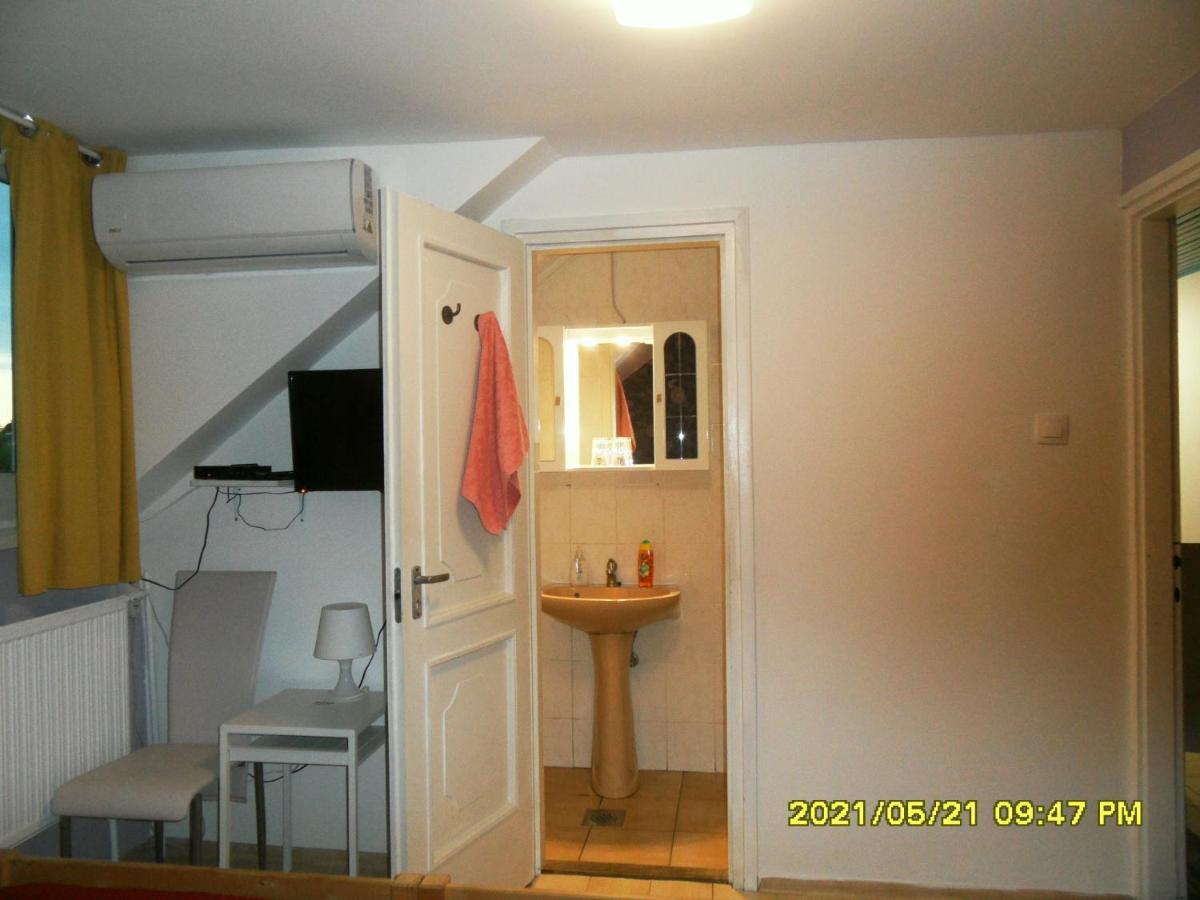 Hotel Fekete Macska Panzio à Tata Extérieur photo