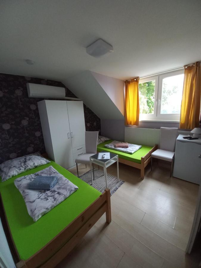 Hotel Fekete Macska Panzio à Tata Extérieur photo
