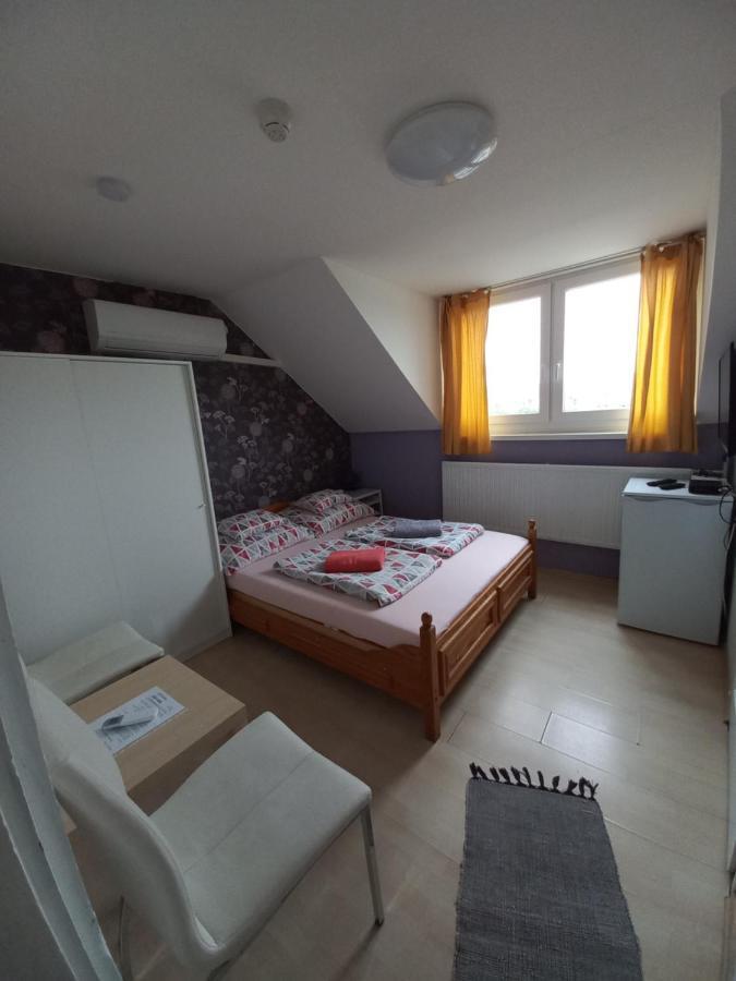 Hotel Fekete Macska Panzio à Tata Extérieur photo