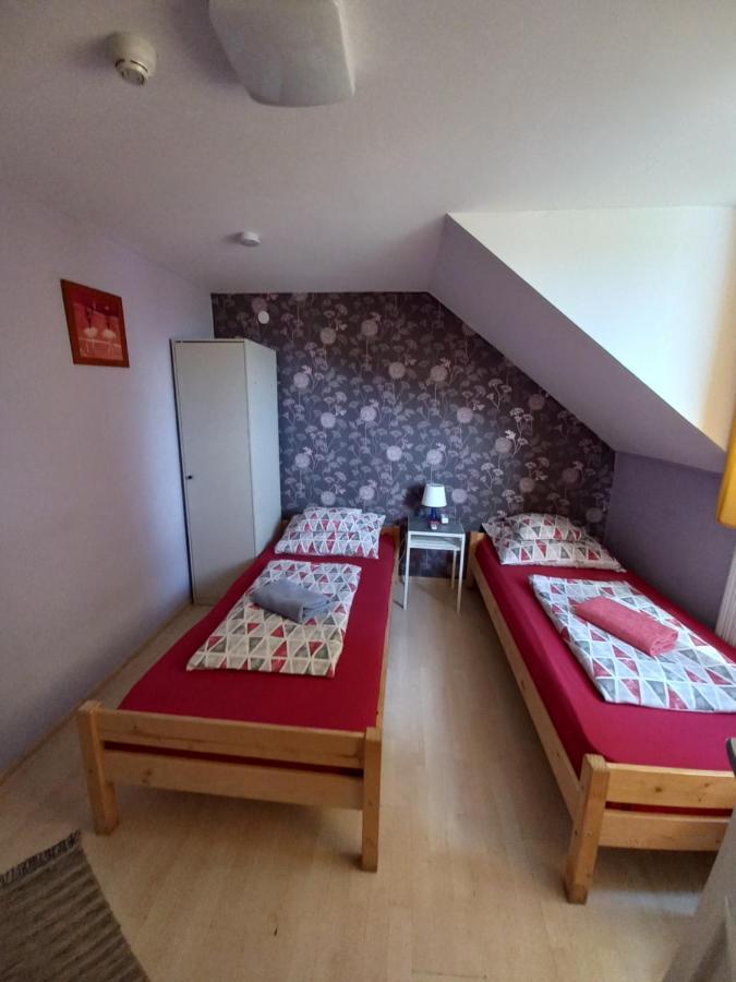 Hotel Fekete Macska Panzio à Tata Extérieur photo