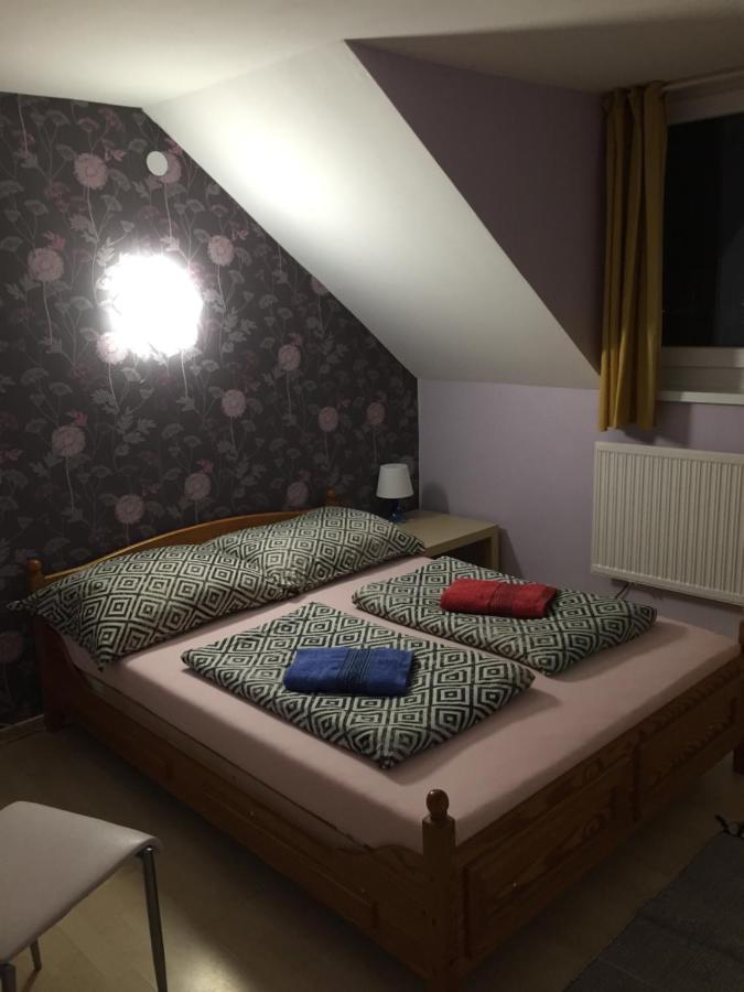 Hotel Fekete Macska Panzio à Tata Extérieur photo