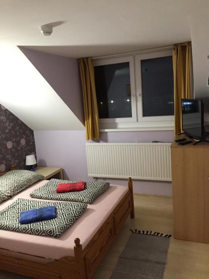 Hotel Fekete Macska Panzio à Tata Extérieur photo